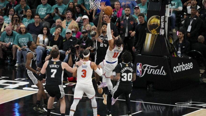 Knicks remontan y vencen a Spurs en el primer juego de las Finales