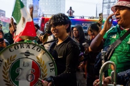 "La Chona" resuena en el Ángel de la Independencia antes del México-Ecuador