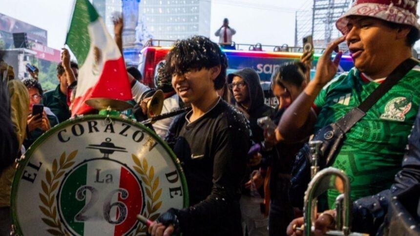 "La Chona" resuena en el Ángel de la Independencia antes del México-Ecuador