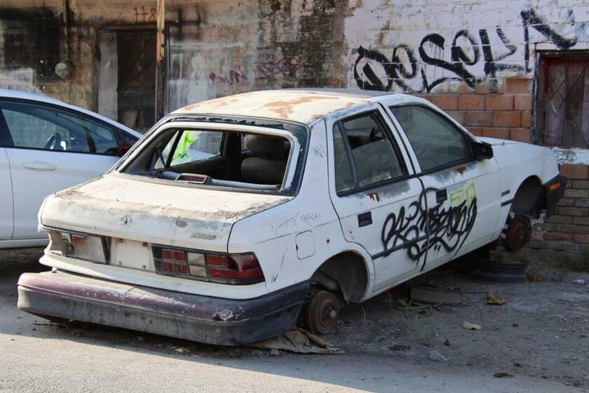La grúa retirará vehículos estacionados más de 15 días en la calle.