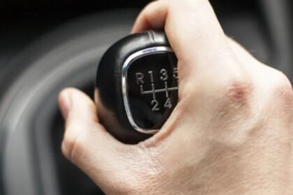 La neurociencia revela que conducir manual activa áreas cerebrales inactivas en automáticos.