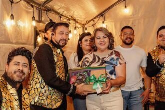 Laura Villalpando reconoce a Pequeños Musical en Huanímaro