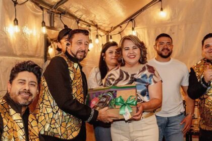 Laura Villalpando reconoce a Pequeños Musical en Huanímaro