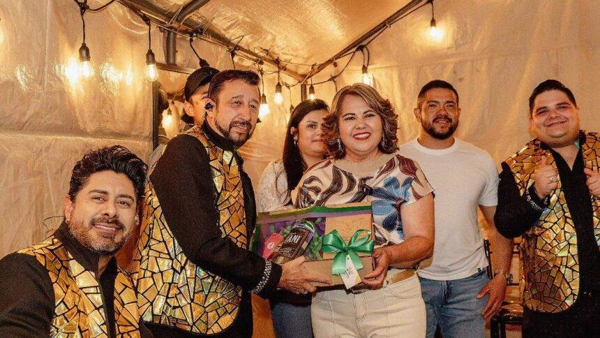 Laura Villalpando reconoce a Pequeños Musical en Huanímaro