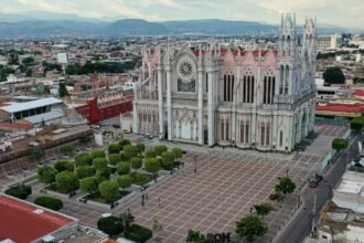 León se prepara para la pasión del fútbol con guacamayas.