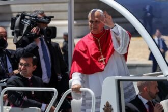 León XIV recibe cálida bienvenida de 130 mil en Madrid durante su visita a España.