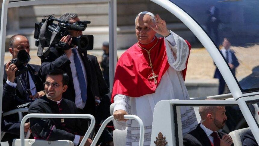 León XIV recibe cálida bienvenida de 130 mil en Madrid durante su visita a España.