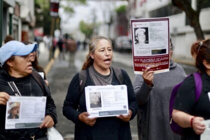 Madres buscadoras organizan protesta futbolística antes del México-Serbia