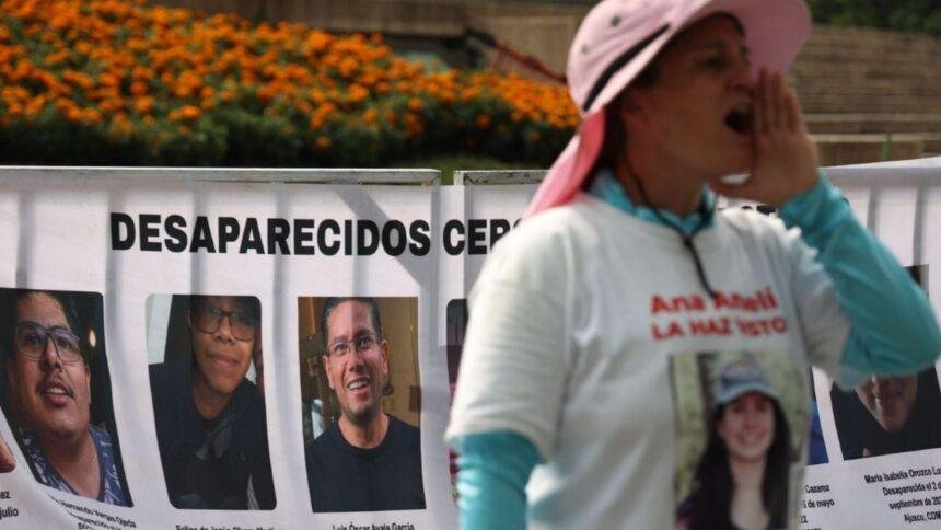 Madres buscadoras protestan en el Mundial con versión de "Cielito lindo"