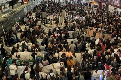 Madres de hijos desaparecidos marchan hacia el Estadio Azteca durante Mundial