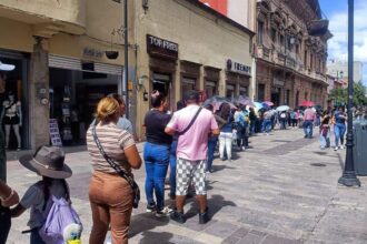 Madres en León agolpan bancos por pago de la Tarjeta Rosa