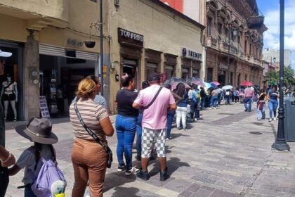 Madres en León agolpan bancos por pago de la Tarjeta Rosa