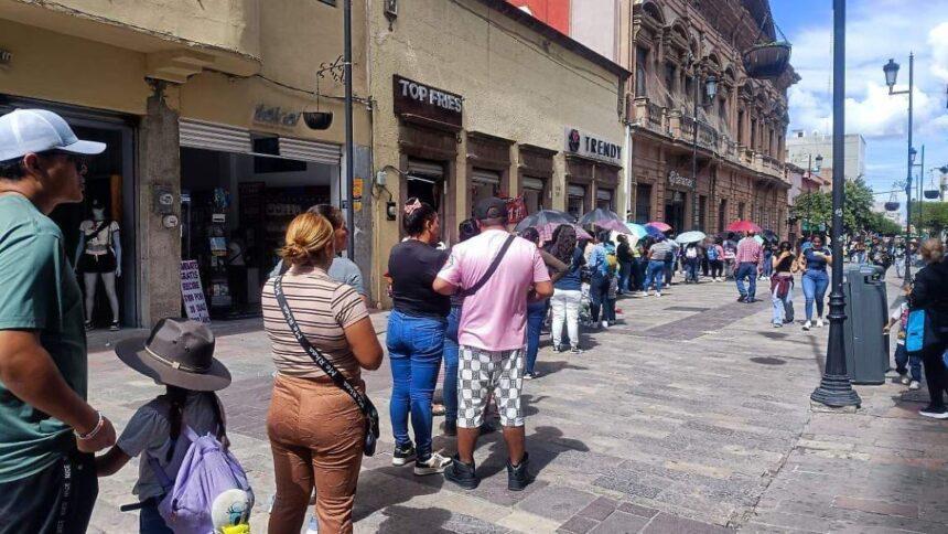 Madres en León agolpan bancos por pago de la Tarjeta Rosa