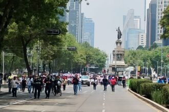 Maestros de la CNTE bloquean Avenida Universidad y marchan en Paseo de la Reforma
