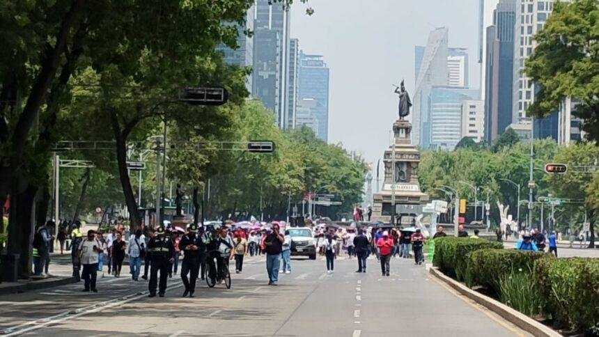 Maestros de la CNTE bloquean Avenida Universidad y marchan en Paseo de la Reforma