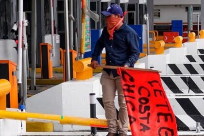 Maestros de la CNTE bloquearán casetas de acceso a la capital este lunes.