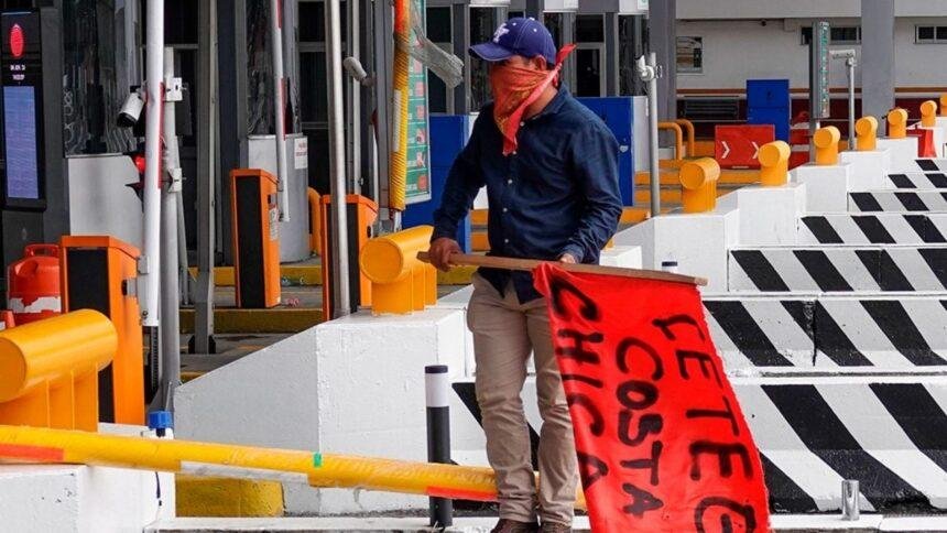 Maestros de la CNTE bloquearán casetas de acceso a la capital este lunes.