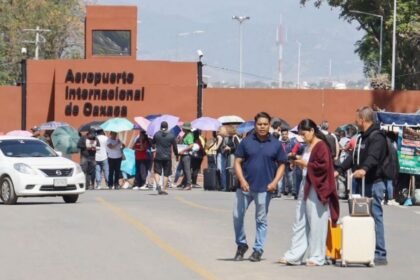 Maestros de la CNTE protestan y bloquean aeropuerto en Oaxaca.