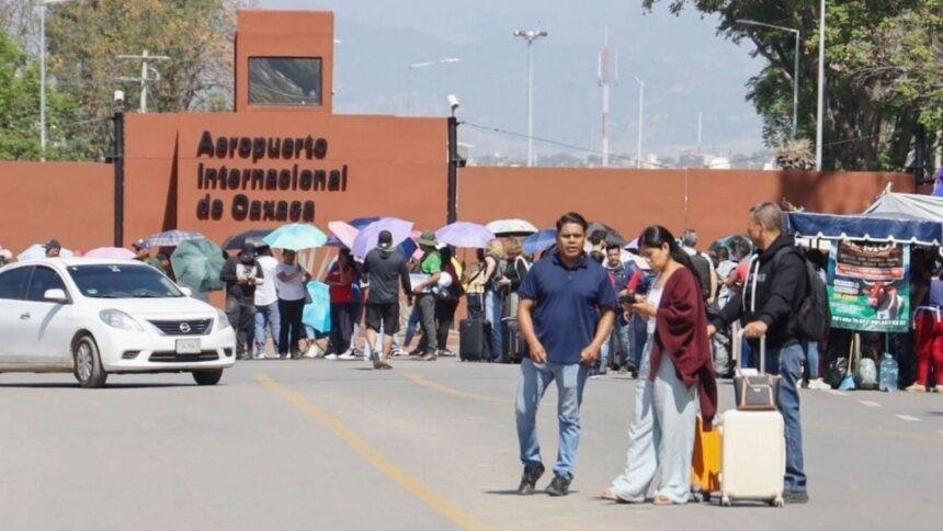 Maestros de la CNTE protestan y bloquean aeropuerto en Oaxaca.