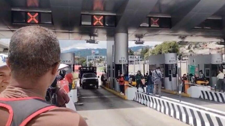 Maestros de la CNTE toman caseta Tlalpan-Cuernavaca en paro nacional
