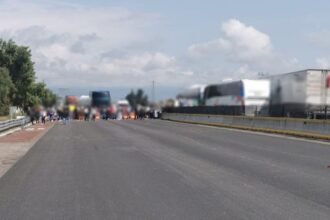 Manifestantes bloquean carretera México-Puebla exigiendo la liberación de tres detenidos.