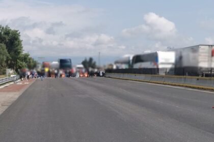 Manifestantes bloquean carretera México-Puebla exigiendo la liberación de tres detenidos.