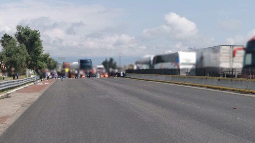 Manifestantes bloquean carretera México-Puebla exigiendo la liberación de tres detenidos.