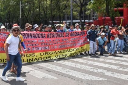 Manifestantes en CDMX utilizan Mundial de fútbol para presionar autoridades