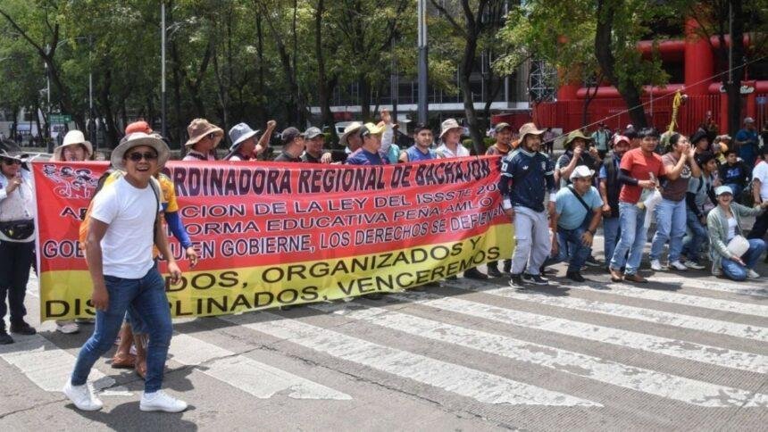 Manifestantes en CDMX utilizan Mundial de fútbol para presionar autoridades