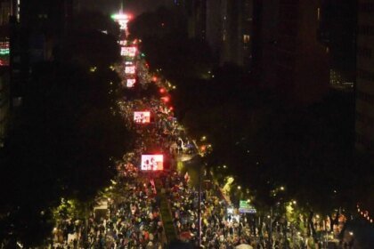 Marea tricolor establece nuevo récord en el Ángel de la Independencia.