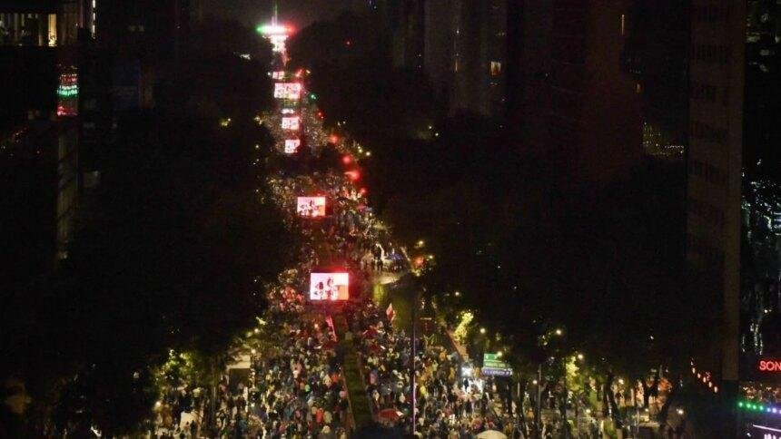 Marea tricolor establece nuevo récord en el Ángel de la Independencia.