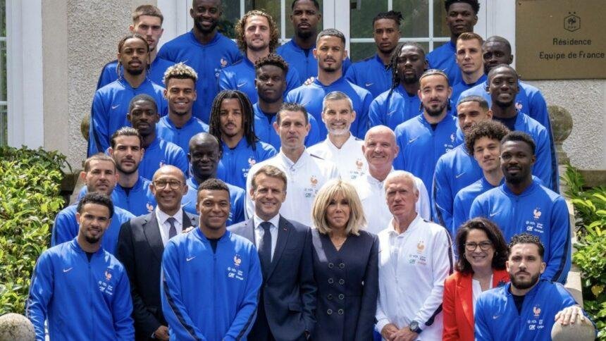 Mbappé provoca controversia al posar con Macron en foto oficial