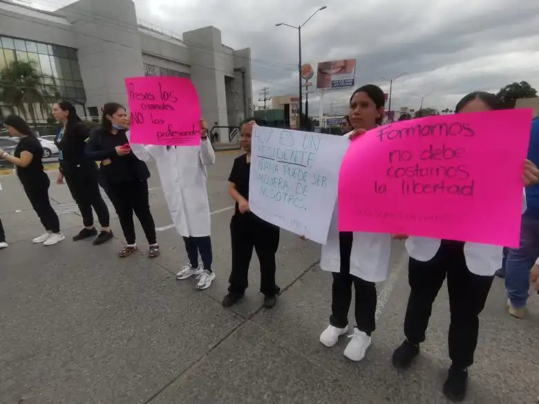 Médicos de León protestan cerrando Paseo de los Insurgentes tras arresto