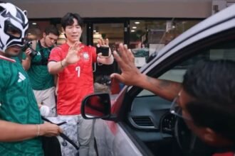 Mexicanos y chofer de Uber devuelven cartera a coreano en Guadalajara