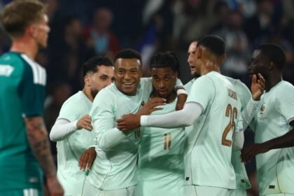 Michael Olise brilla con un triplete en la victoria de Francia