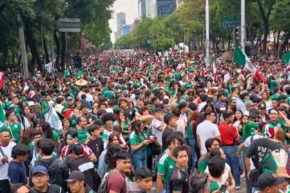 Miles de aficionados abarrotan Paseo de la Reforma antes del partido de México.