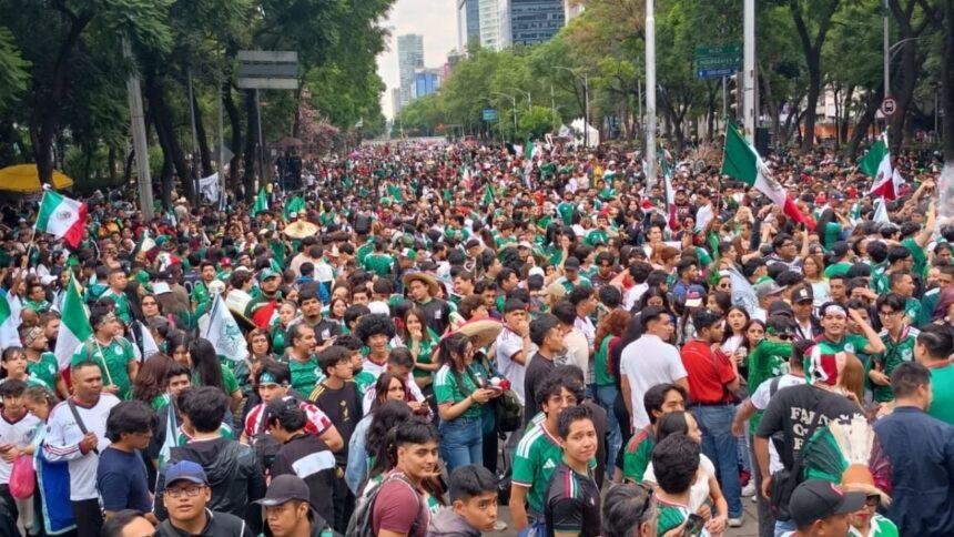 Miles de aficionados abarrotan Paseo de la Reforma antes del partido de México.