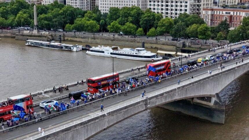 Miles protestan en Londres exigiendo la reincorporación del Reino Unido a la UE