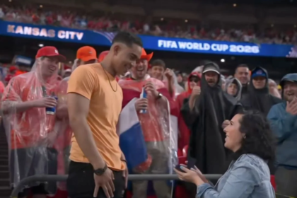 mujer sorprende al proponer matrimonio en partido de mundial 2026 Mujer sorprende al proponer matrimonio en partido de Mundial 2026