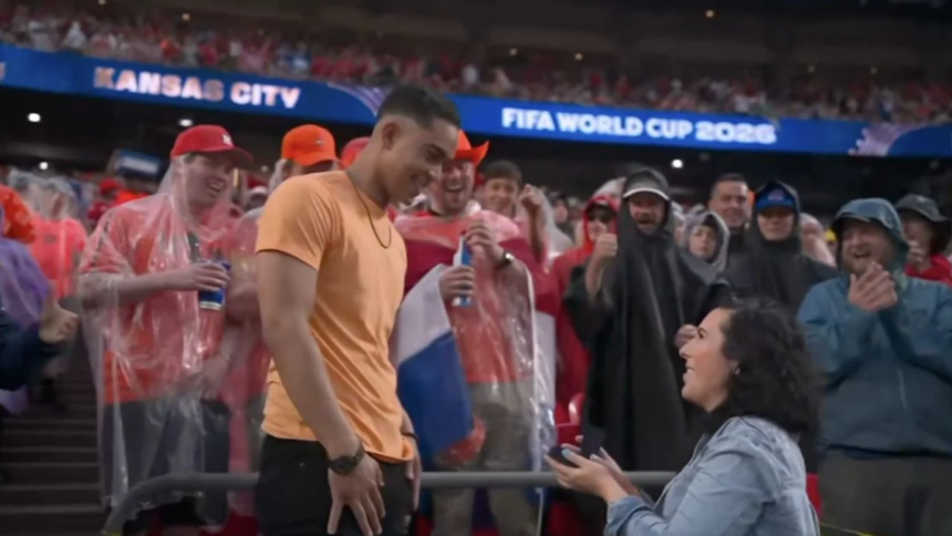 Mujer sorprende al proponer matrimonio en partido de Mundial 2026
