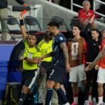 Narrador paraguayo critica expulsión de Almirón y es sancionado en el Mundial