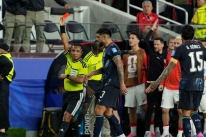 Narrador paraguayo critica expulsión de Almirón y es sancionado en el Mundial