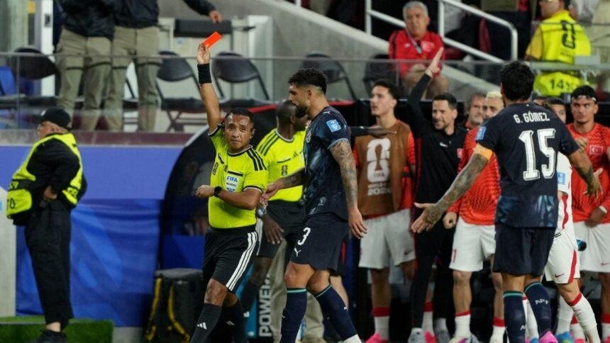 Narrador paraguayo critica expulsión de Almirón y es sancionado en el Mundial