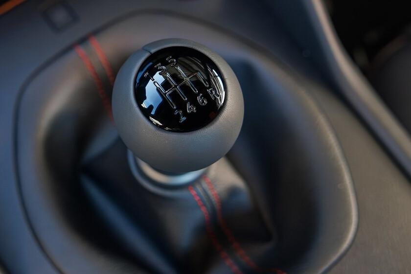 Nissan reintegra transmisión manual en su modelo de alto precio.