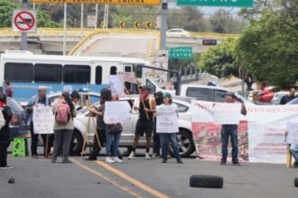 Normalistas de Ayotzinapa mantienen bloqueo en la autopista México-Cuernavaca