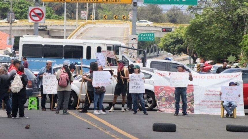 Normalistas de Ayotzinapa mantienen bloqueo en la autopista México-Cuernavaca