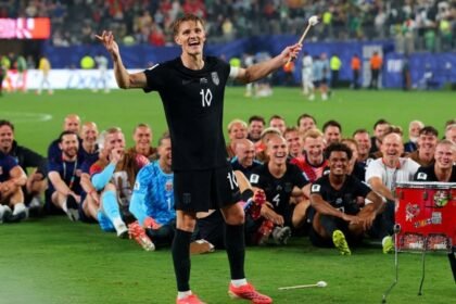 Noruega celebra su victoria ante Senegal con la 'Fila Vikinga'
