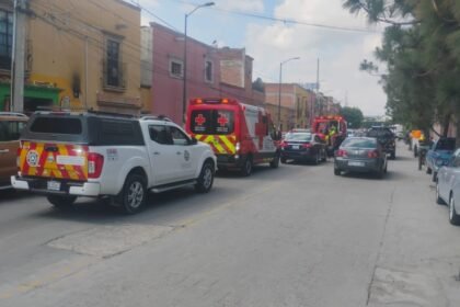 Paramédicos reaniman a hombre con paro cardíaco en Avenida Guadalupe.