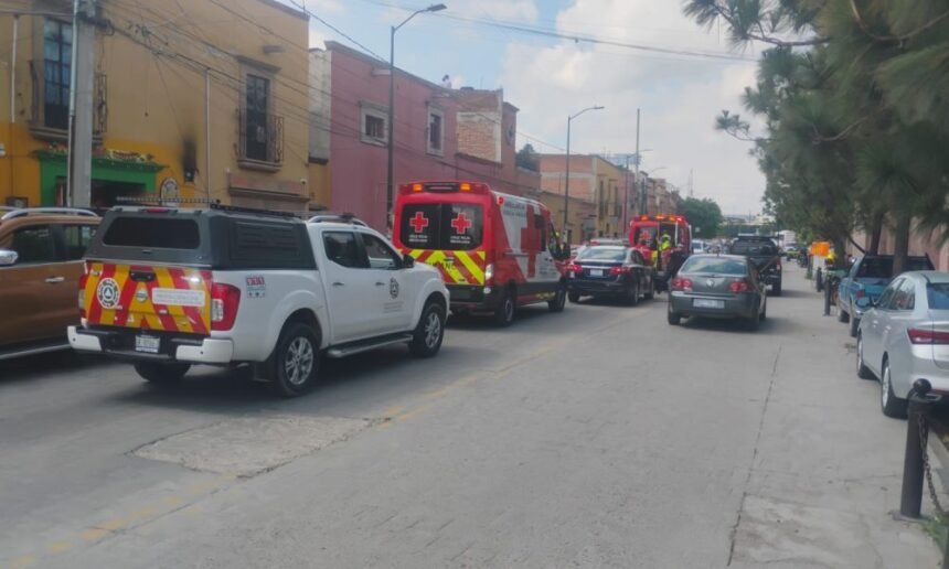 Paramédicos reaniman a hombre con paro cardíaco en Avenida Guadalupe.
