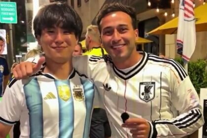 Periodista argentino sorprende a aficionado japonés con camiseta 'pirata'